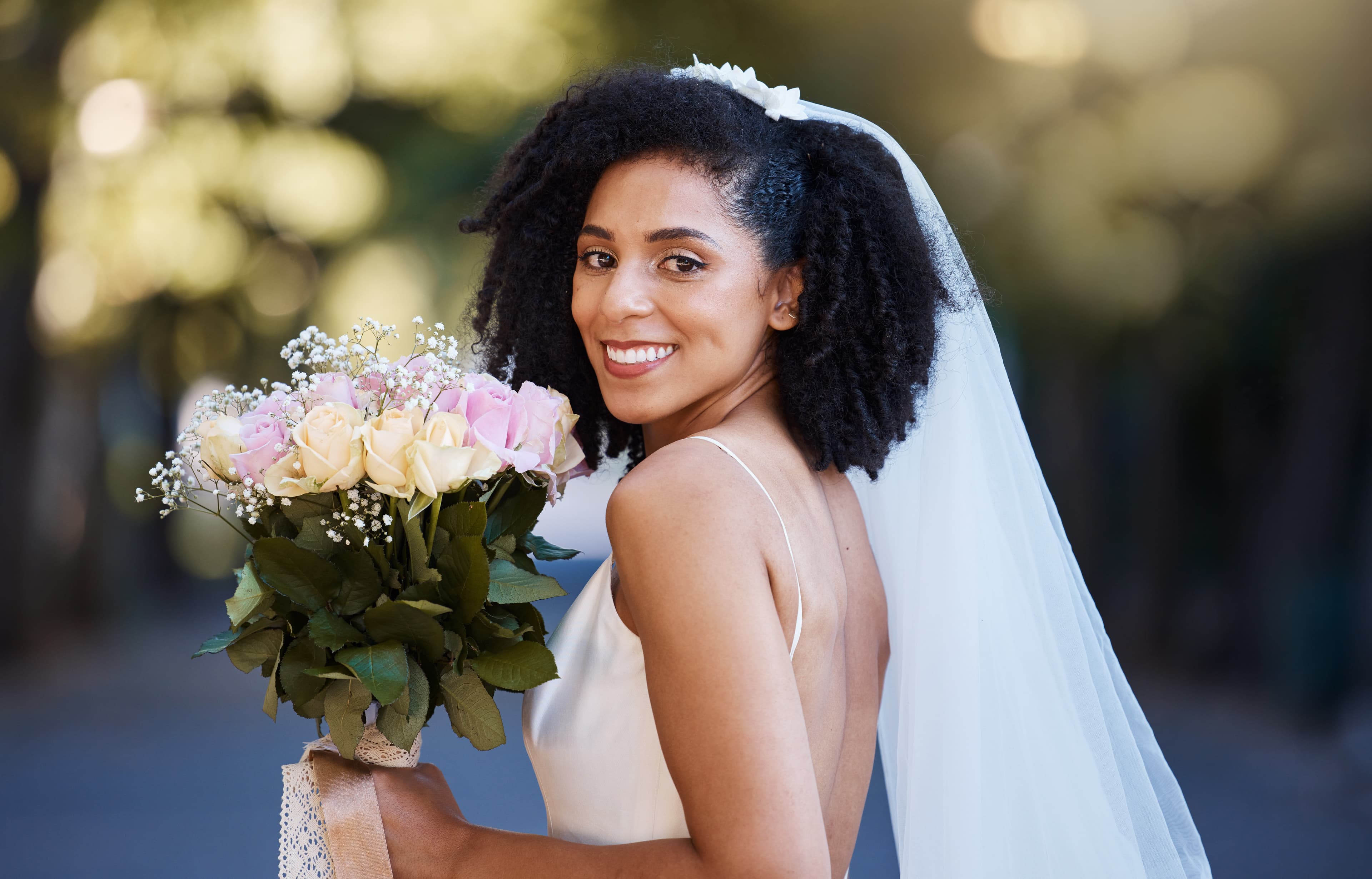 Noiva com vestido de casamento e buquê de flores