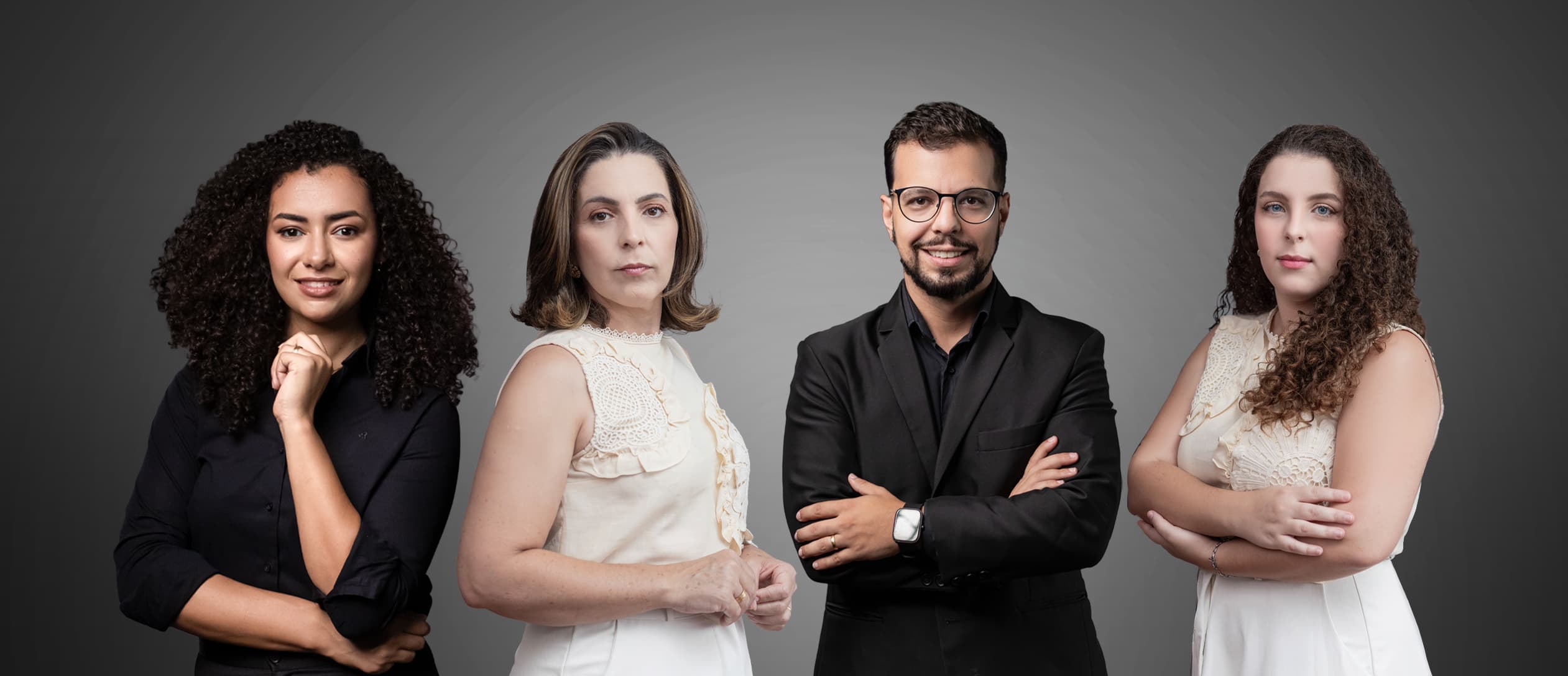 Noiva com vestido de casamento e buquê de flores